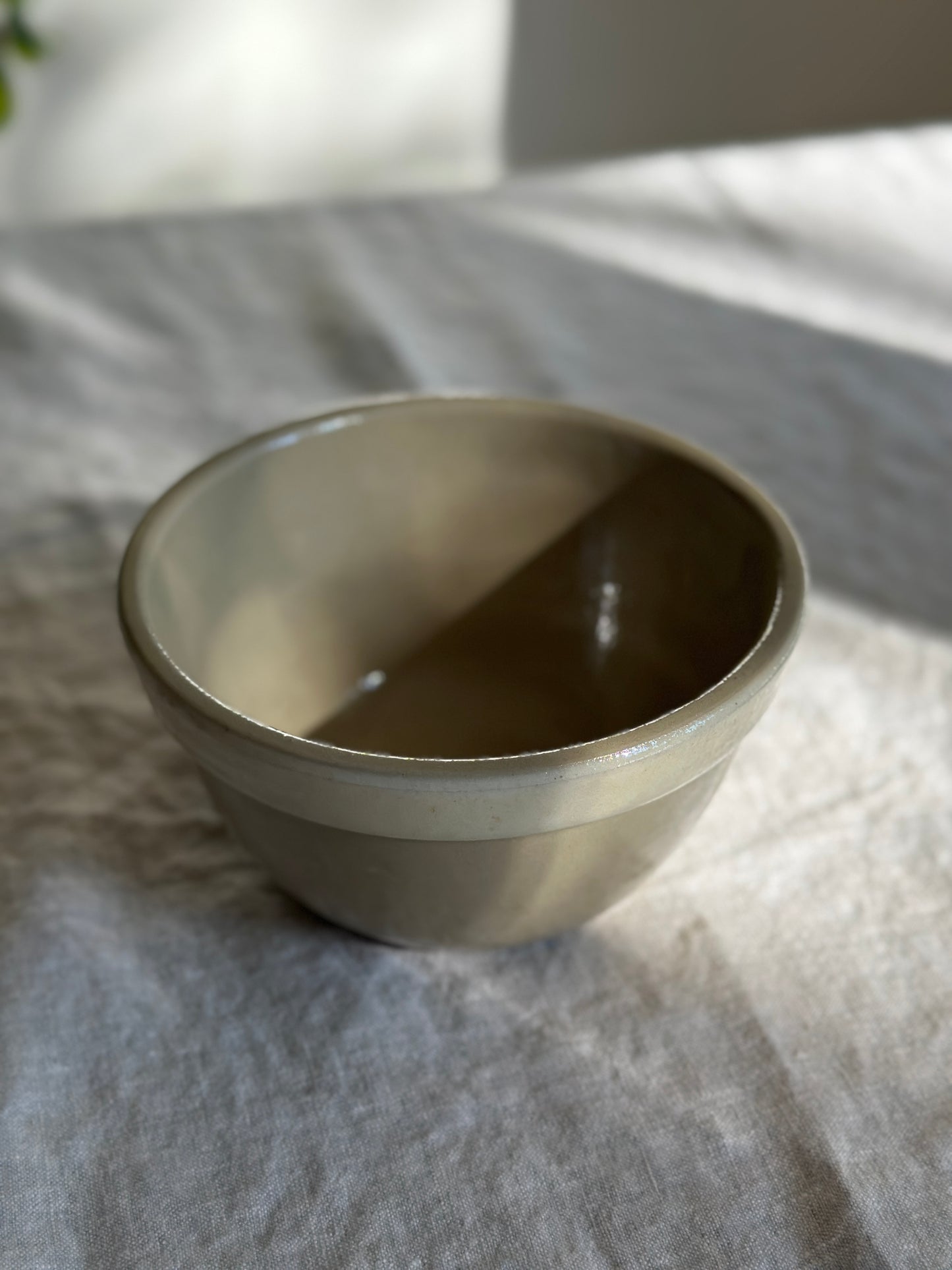 28 oz Round Tan/Cream Crock Bowl