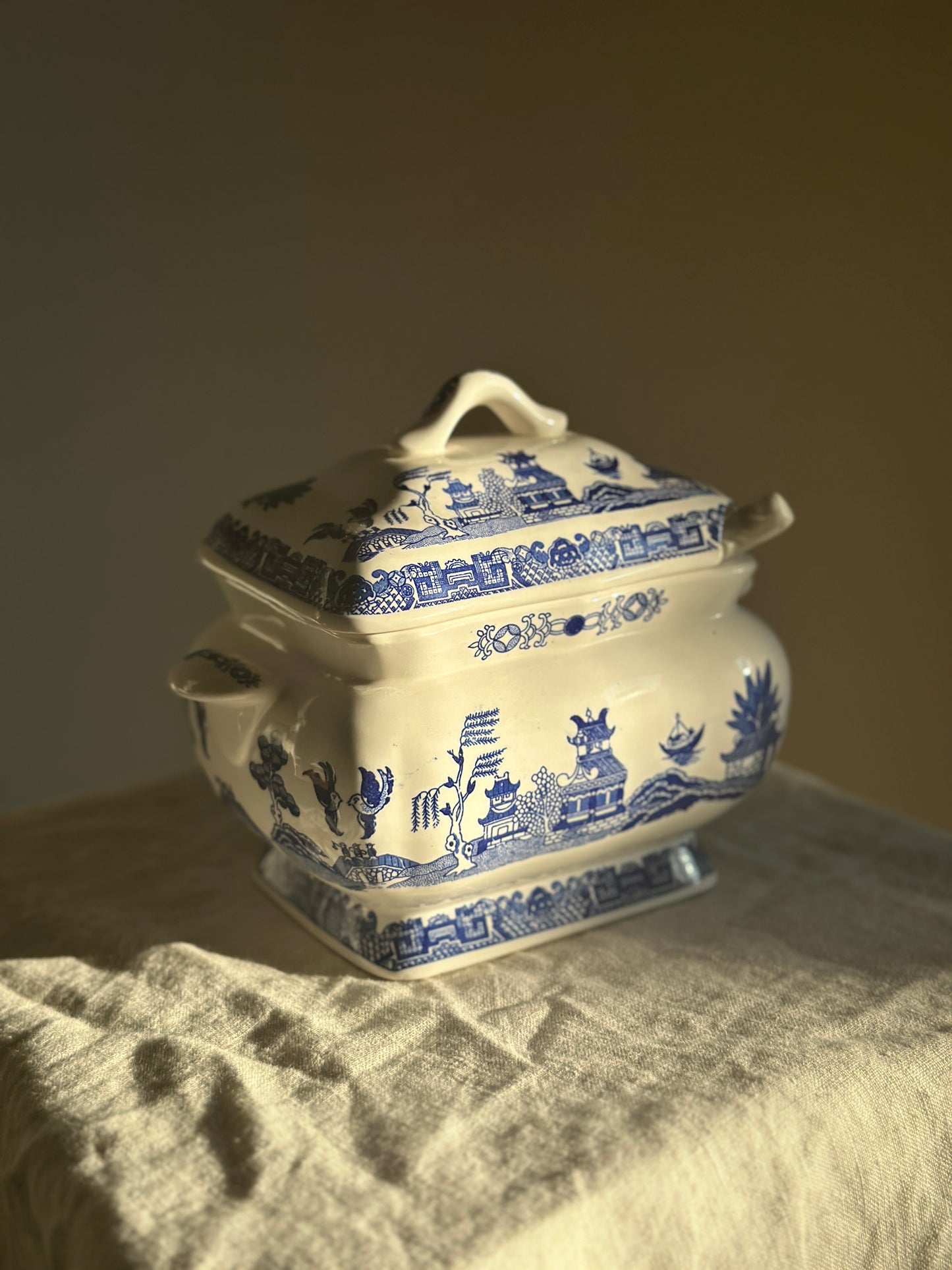 24 oz Blue & White Chinoiserie Tureen w/ Laddle