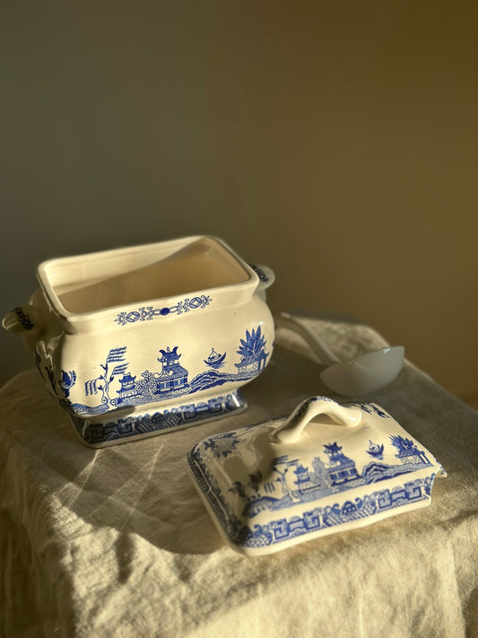 24 oz Blue & White Chinoiserie Tureen w/ Laddle
