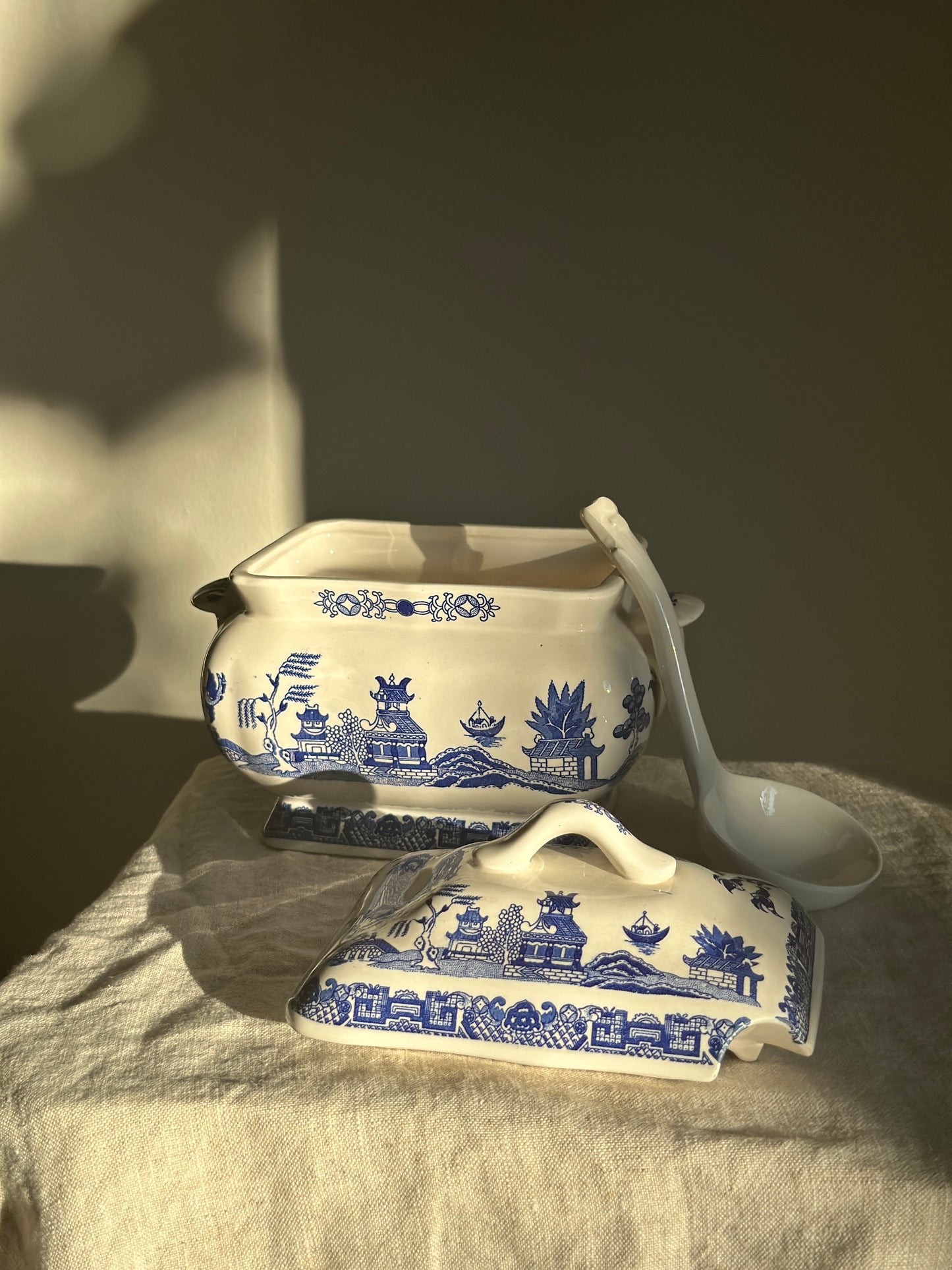 24 oz Blue & White Chinoiserie Tureen w/ Laddle