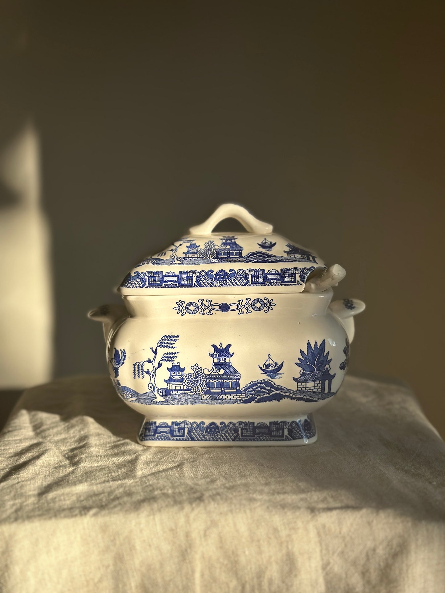 24 oz Blue & White Chinoiserie Tureen w/ Laddle