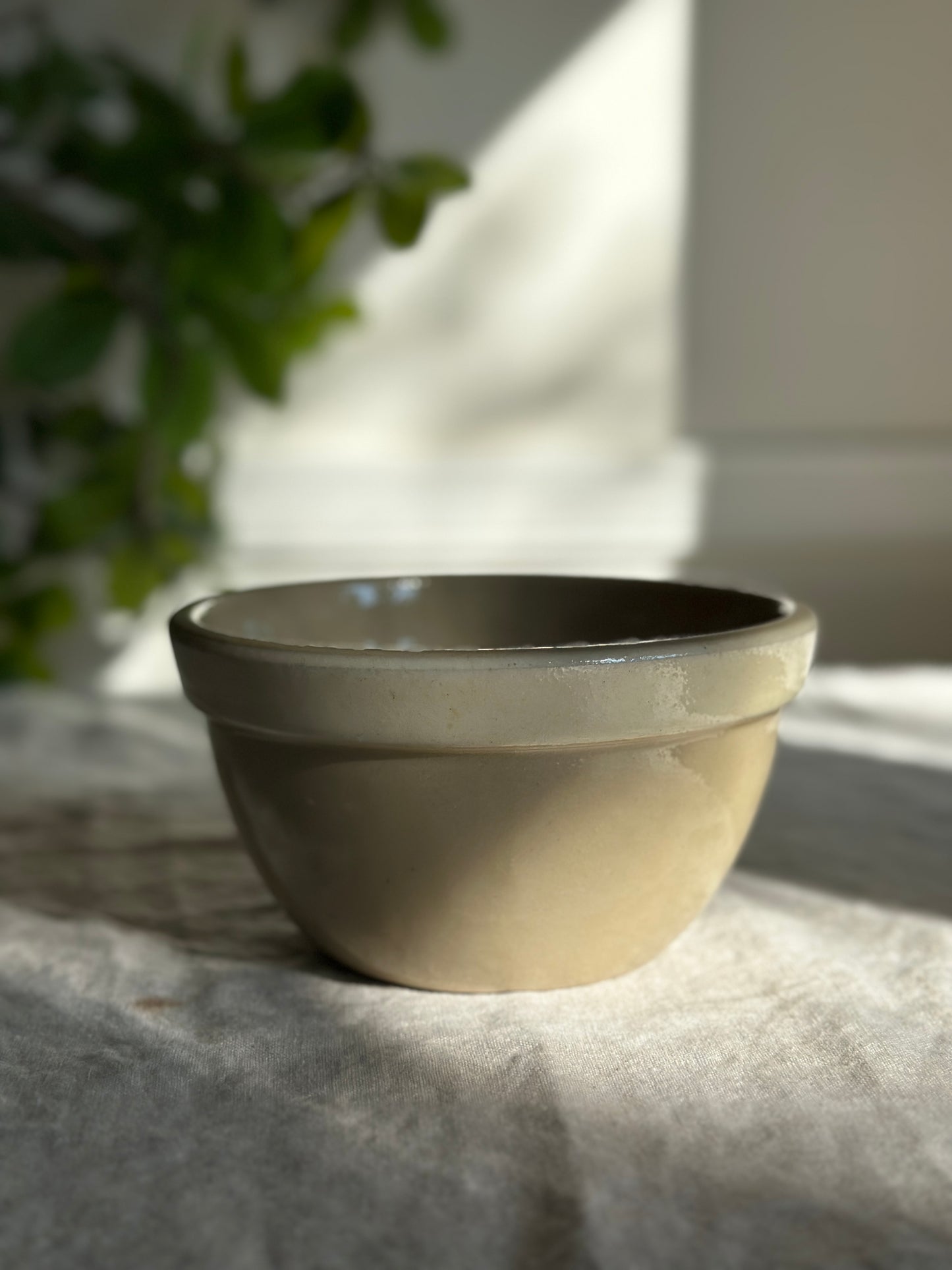 28 oz Round Tan/Cream Crock Bowl