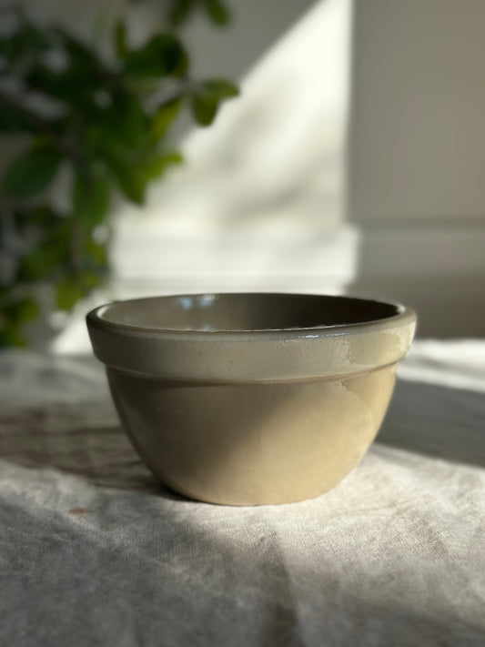 28 oz Round Tan/Cream Crock Bowl